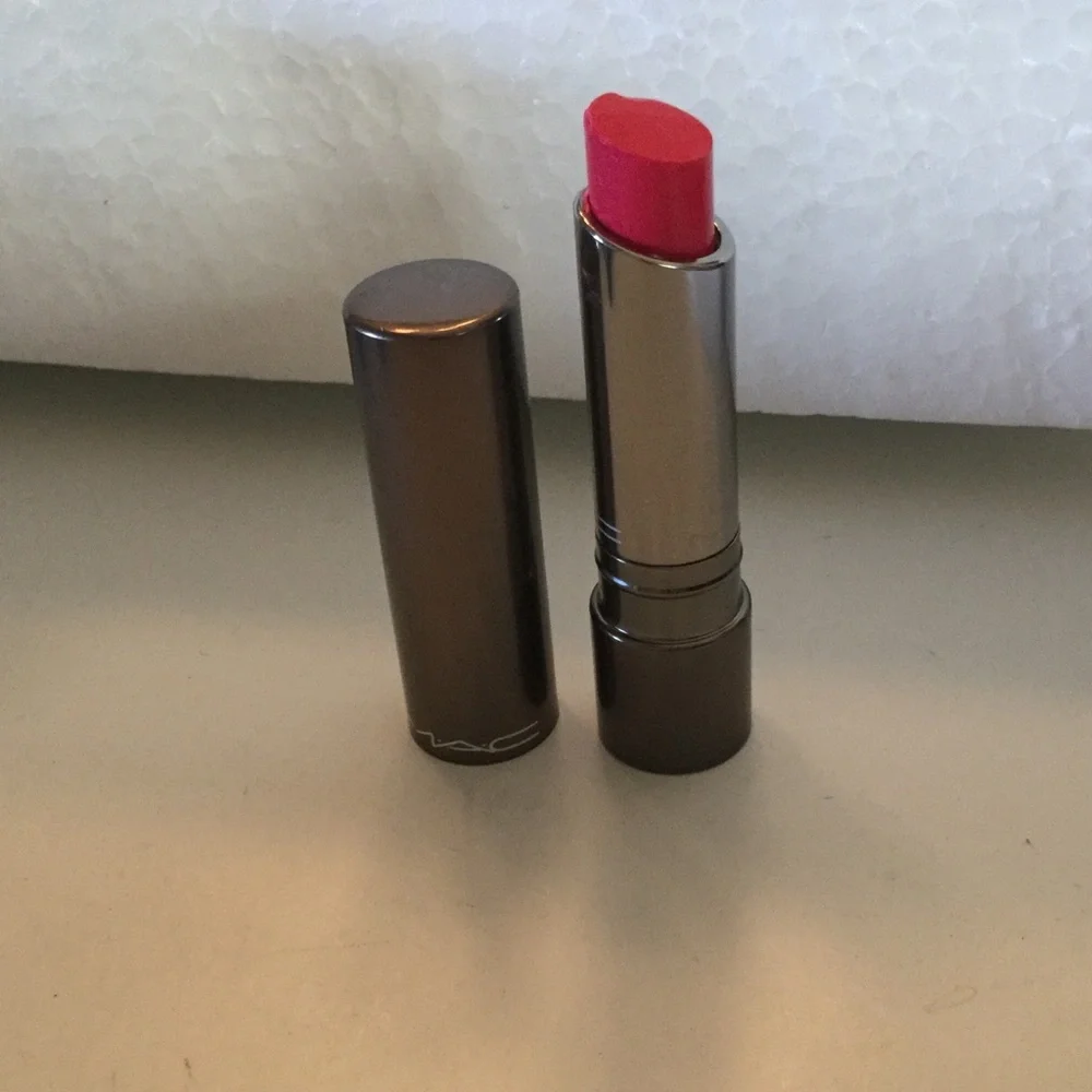 MAC HUGGABLE LIPCOLOUR LIPSTICK IN FEELING AMOROUS NWOT